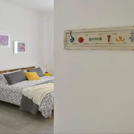Sleeps 2 Air Con Wifi Apartment
