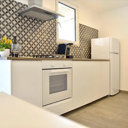 Sleeps 2 Air Con Wifi Apartment Monopoli