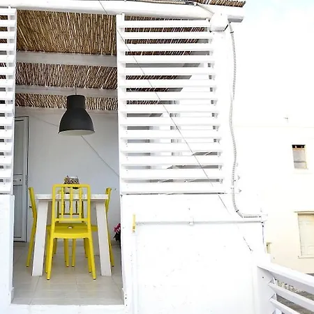 Sleeps 2 Air Con Wifi Apartment